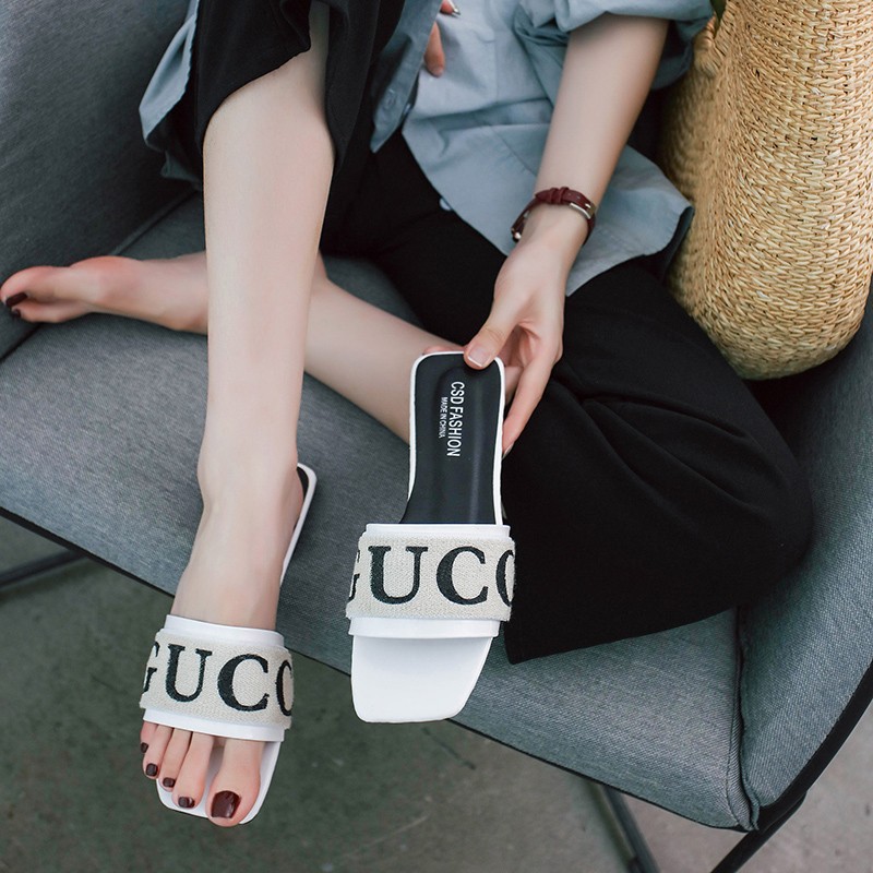 Free shipping designer women's summer Korean-style flat flip-flops with a single letter are popular, durable and casual beach sandals