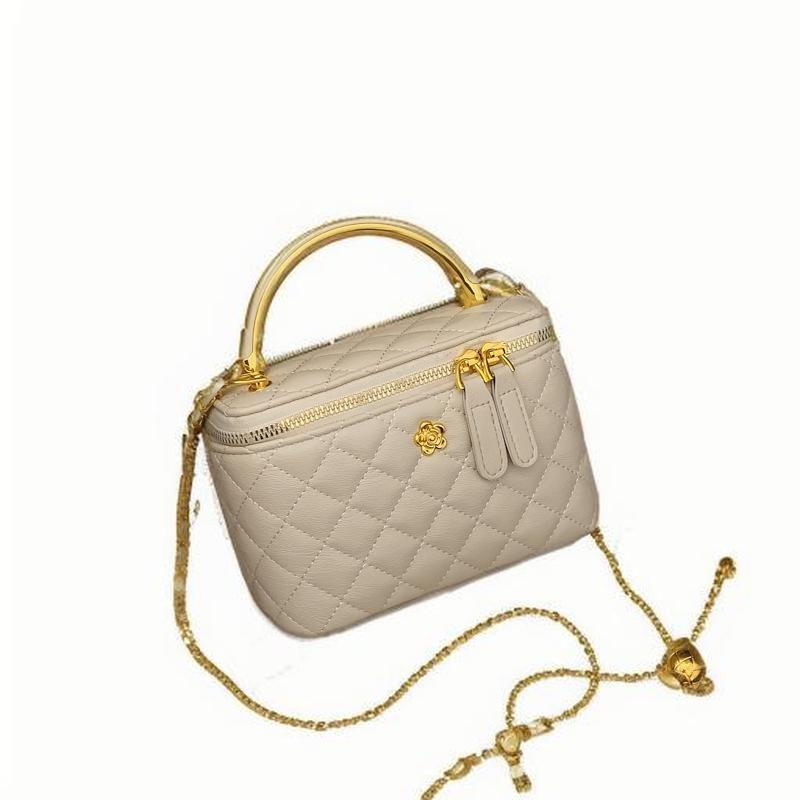 Carrying a fashionable bucket bag, a new diamond-shaped single-shoulder bag for women, and a versatile crossbody bag 2025s hot