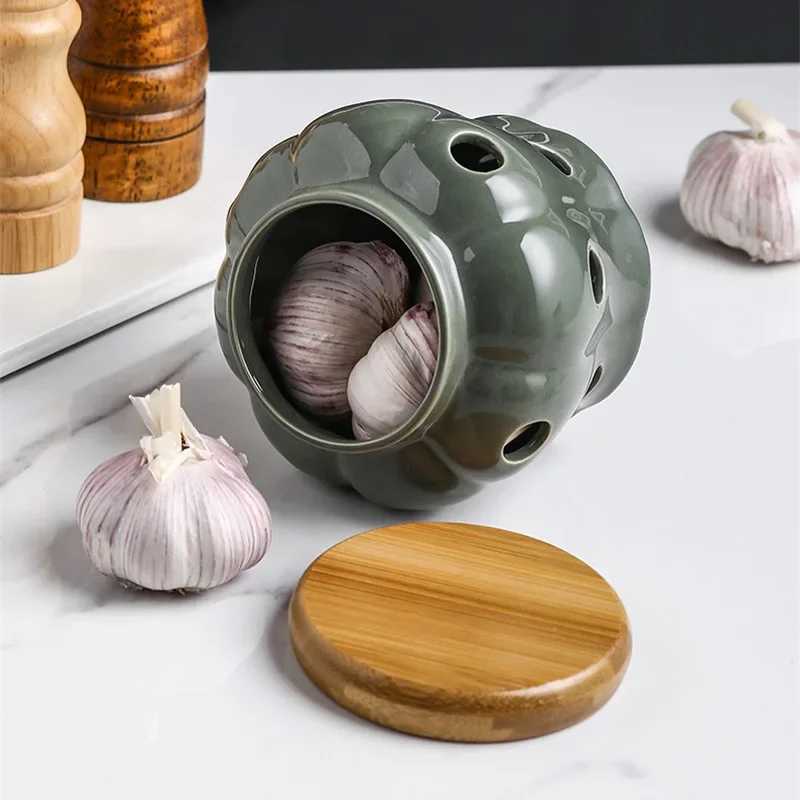 Hollow Openwork Ceramic Garlic Storage Jar with Lid Pumpkin shape Garlic Head Ginger Chili Pepper Storage Jars Candle Lampshade Y251126