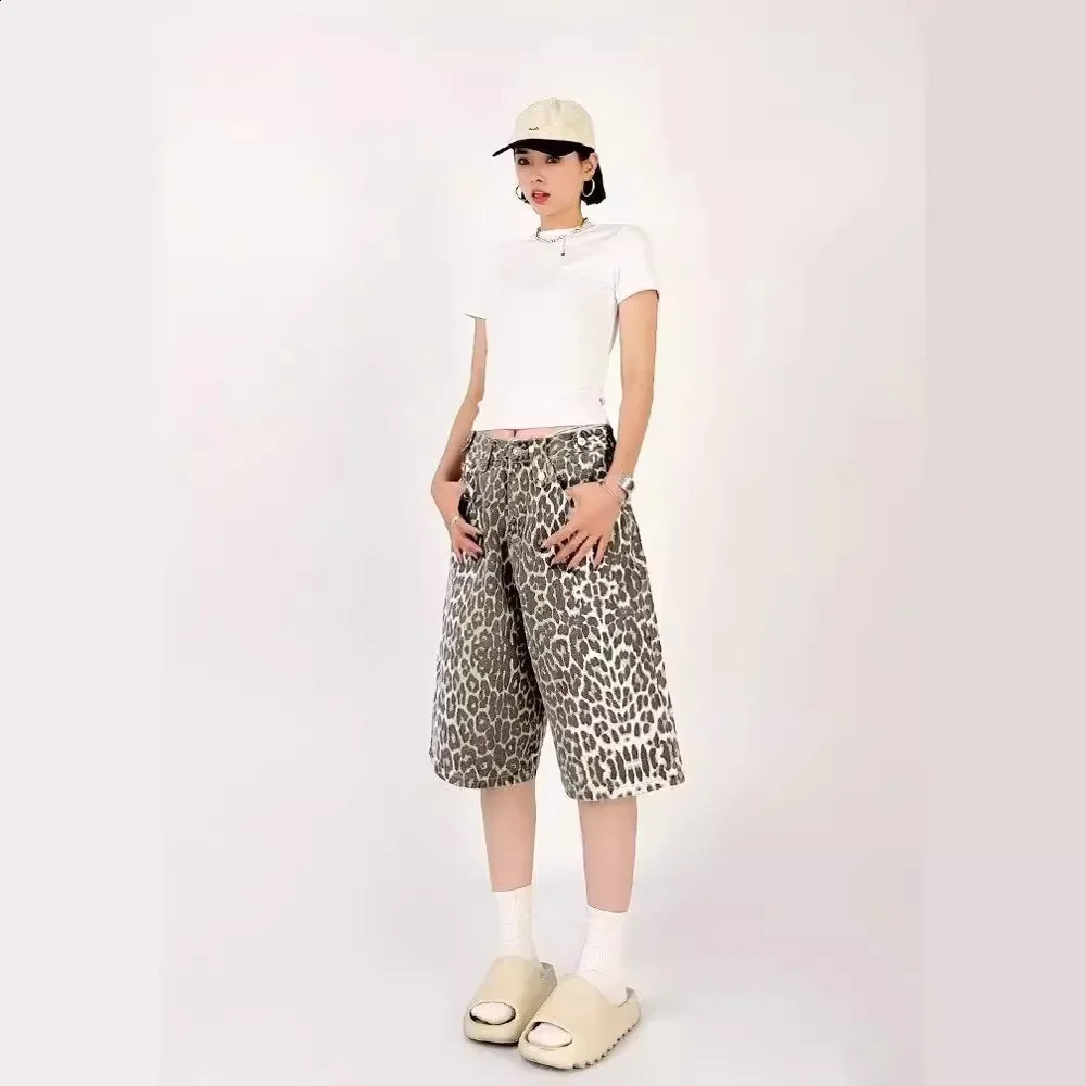 Summer loose casual trend leopard print mens and womens shorts Korean style medium length denim shorts 250423