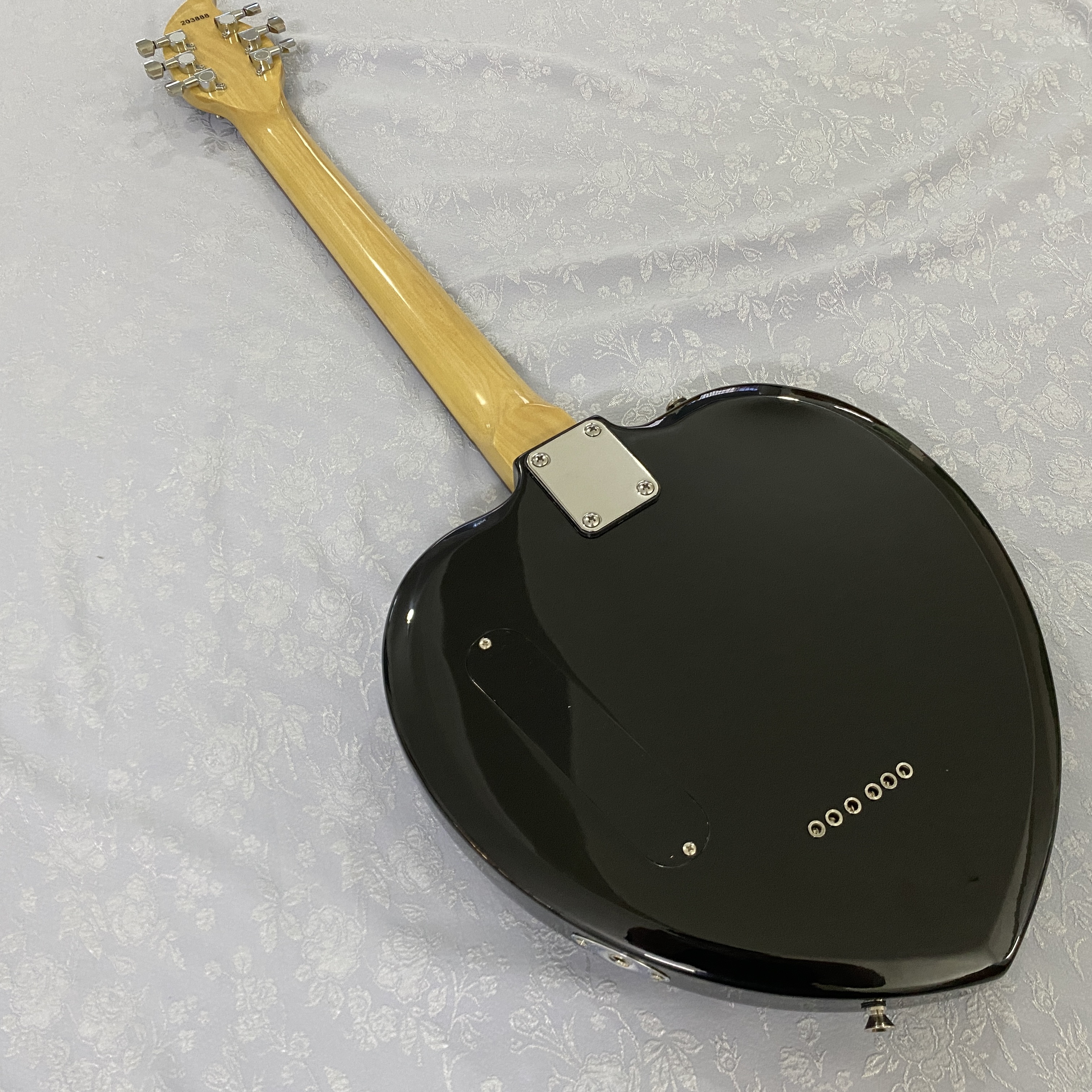 22 fret electric guitar, basswood body, rosewood fretboard, maple neck, chrome hardware, genuine picture, quality guarantee