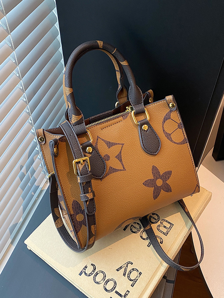 hot Free delivery designer bag Fashionable casual handbag comfortable and simple texture personalized bag