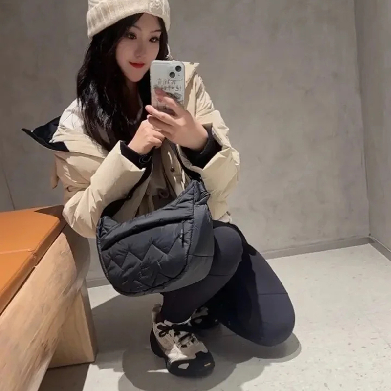 Wholesale large capacity autumn and winter trendy cotton shoulder crossbody bag, diamond grid dumpling bag, casual student bag