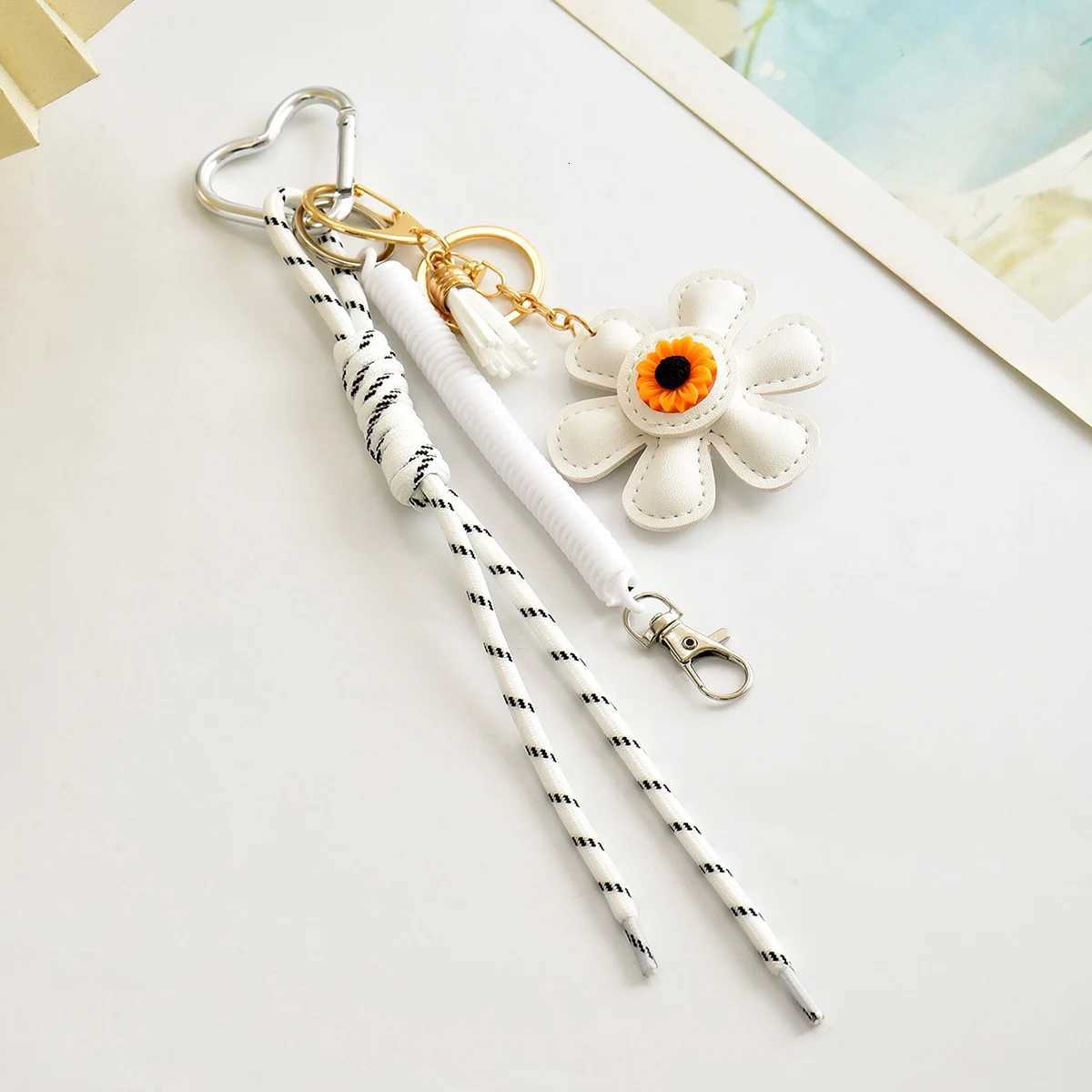 Fashion Creative Leather Sunflower Braided Rope Bag Charm Keychain for Women Ladies Stylish Backpack Key Ring Handmade JewelryT251127