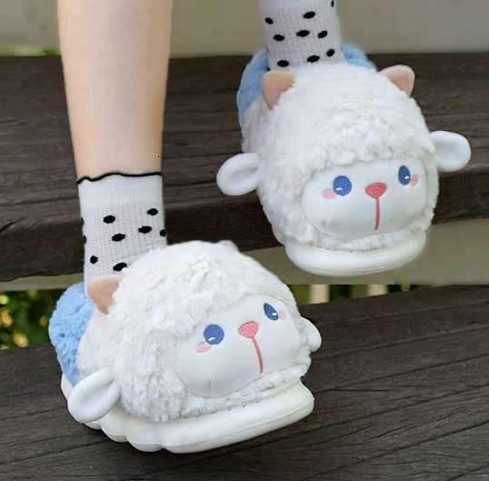 Women's winter cotton slippers with thick soles, providing warmth and comfort. Thick design prevents feet from getting cold. Cute cartoon heel H2