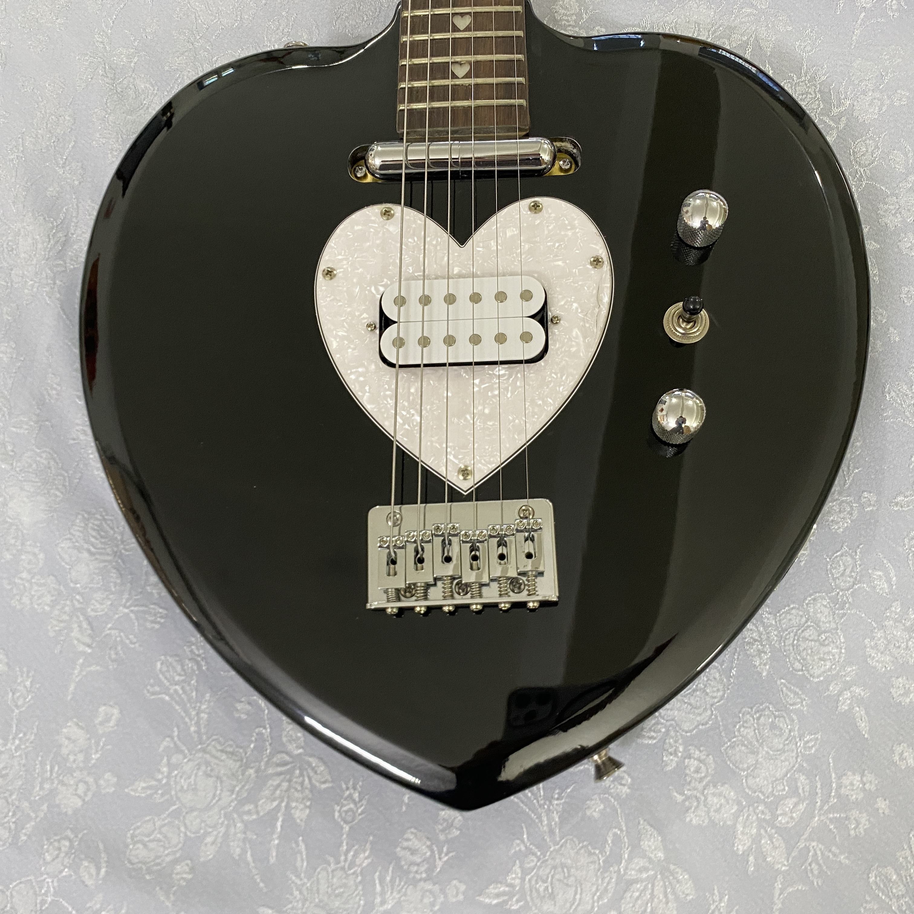 22 fret electric guitar, basswood body, rosewood fretboard, maple neck, chrome hardware, genuine picture, quality guarantee