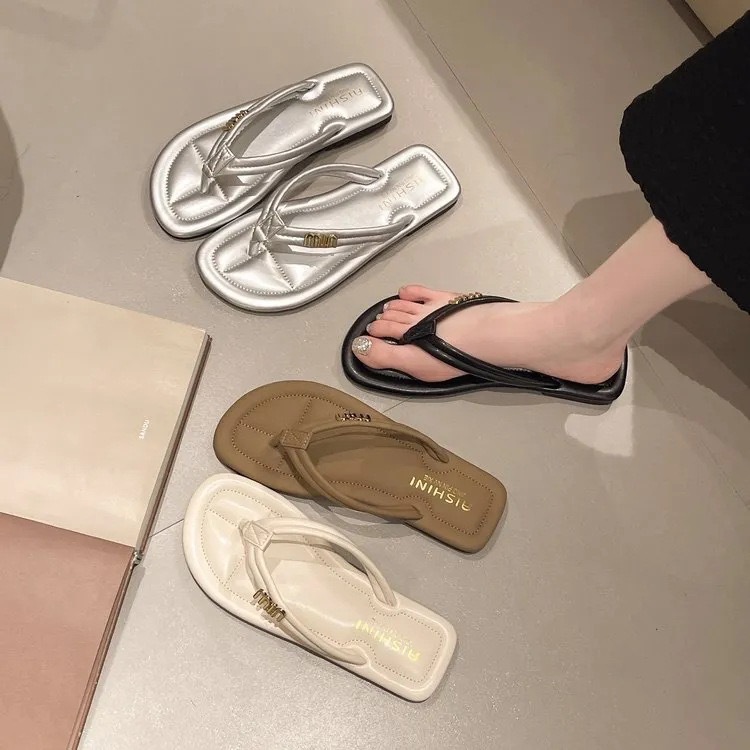Free shipping designer flip-flops for women, summer outerwear fashion in 2025, flat-bottomed toe clip-toe, internet-famous cool sandals, beach shoes