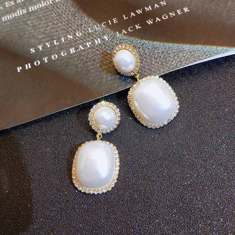 Fashionable Baroque Korean version, simple pearl feminine temperament, personalized earrings, internet famous earrings