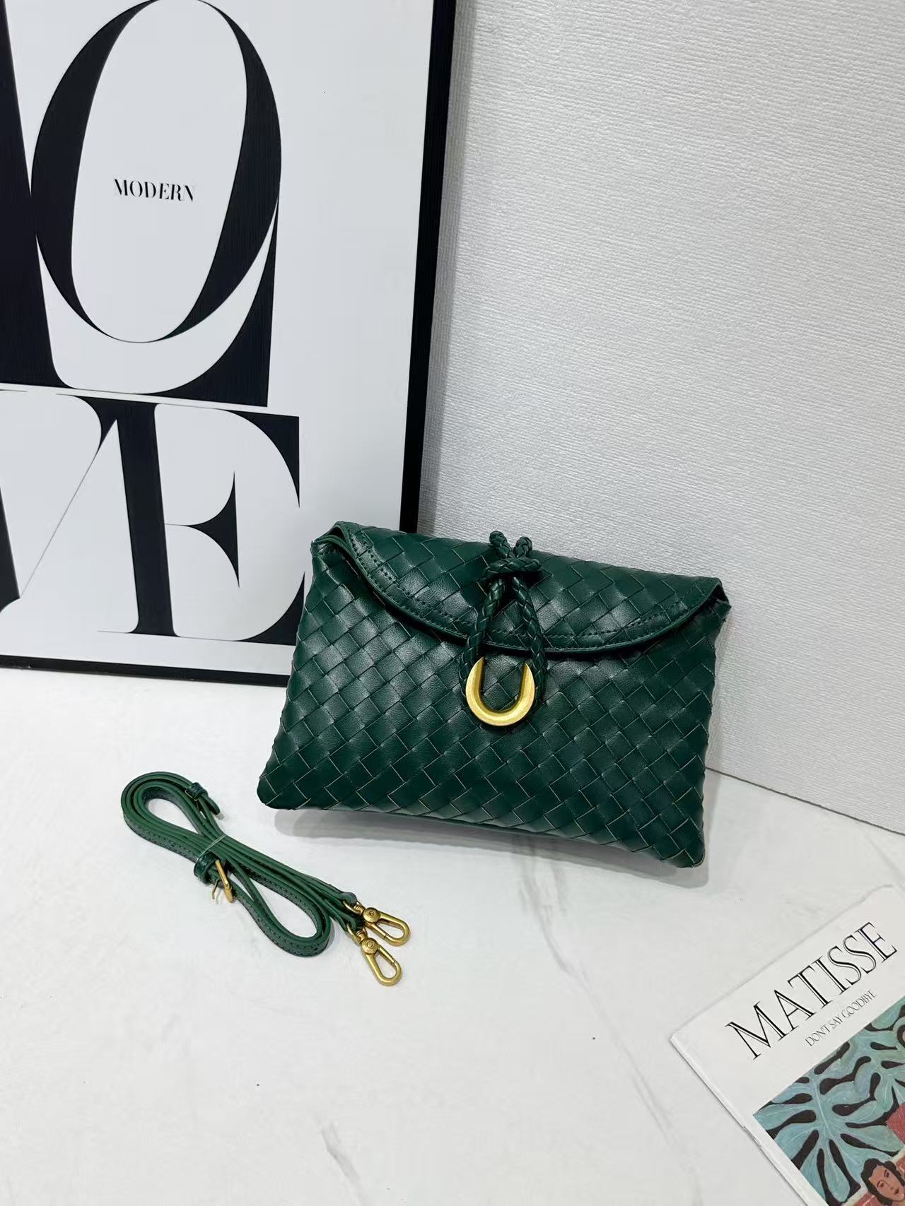 Designer Bag Luxury 2025 New Liberta Woven Bag Clutch Evening Bag Messenger Bag Shoulder Crossbody Envelope Bag