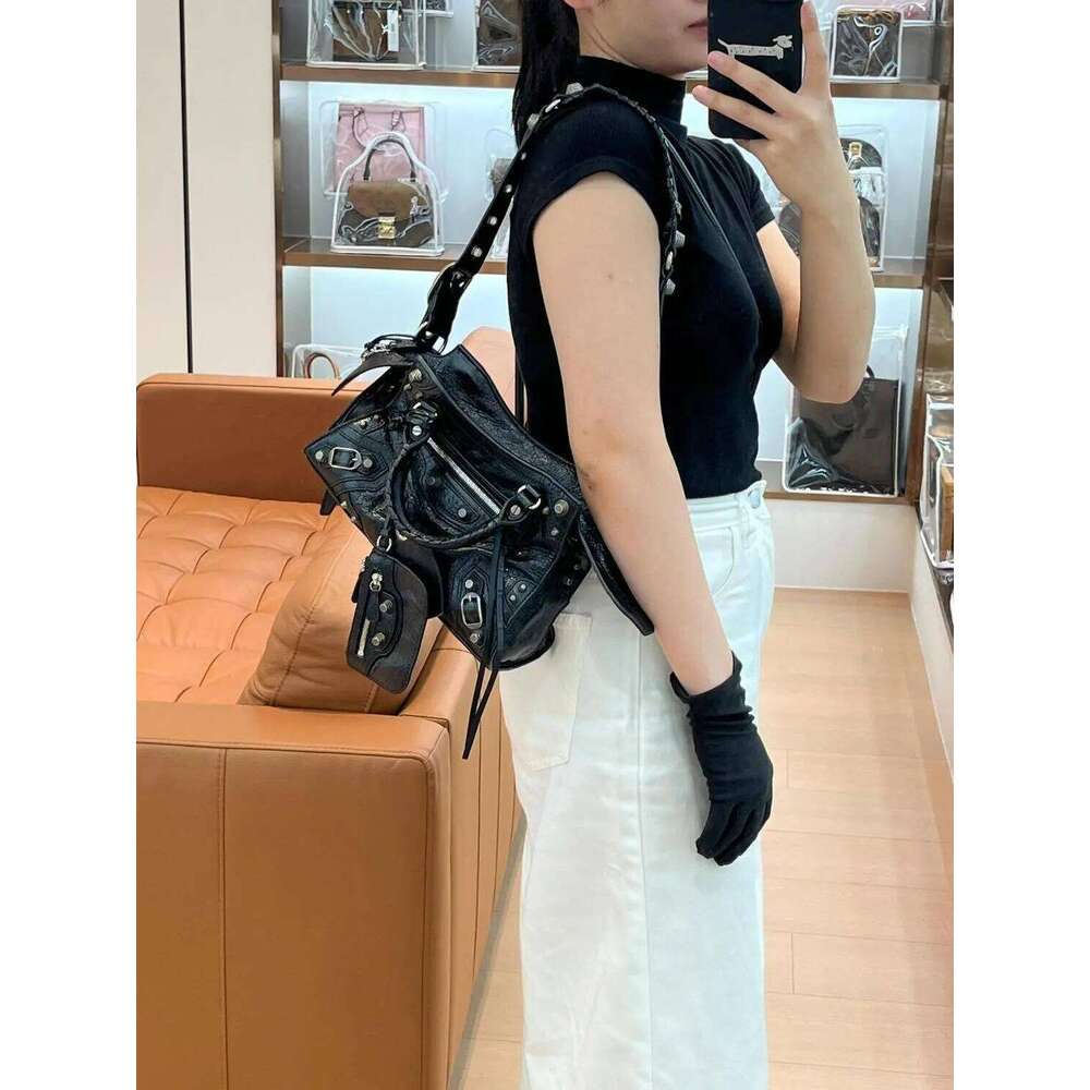 Designer Bag Sweet Cool Spicy Girl Dark Style Rivet Motorcycle 2025 New Fashion Trend High-End Commuter Single Shoulder Crossbody Bag
