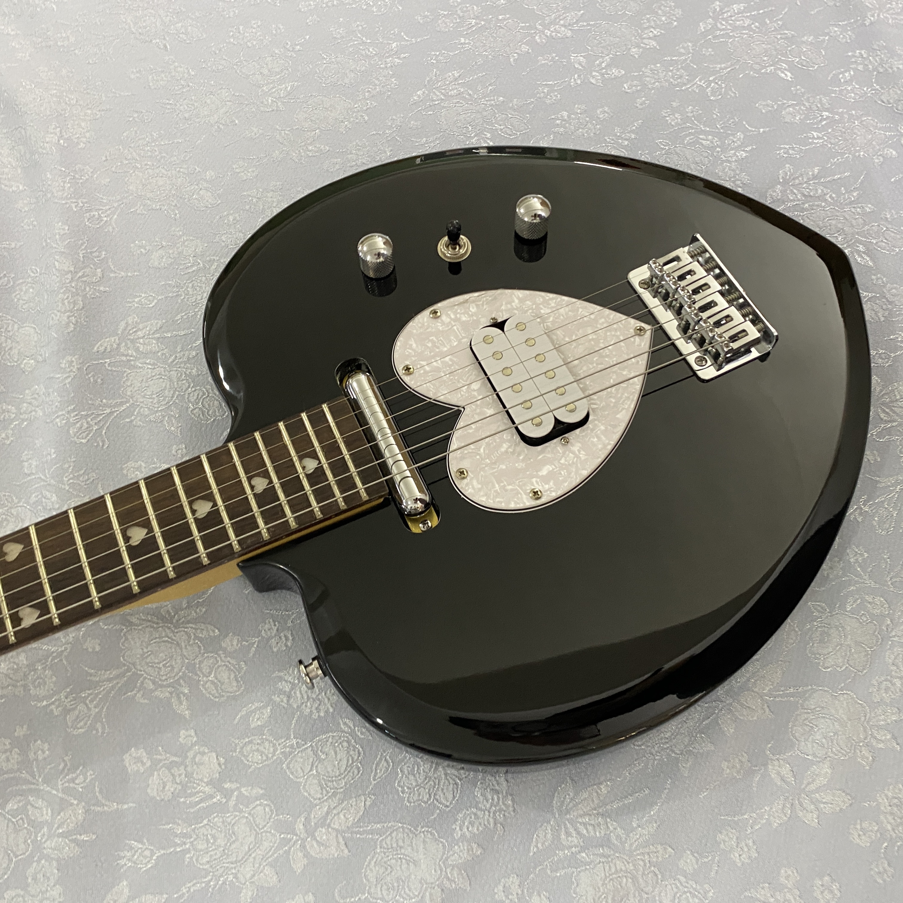 22 fret electric guitar, basswood body, rosewood fretboard, maple neck, chrome hardware, genuine picture, quality guarantee