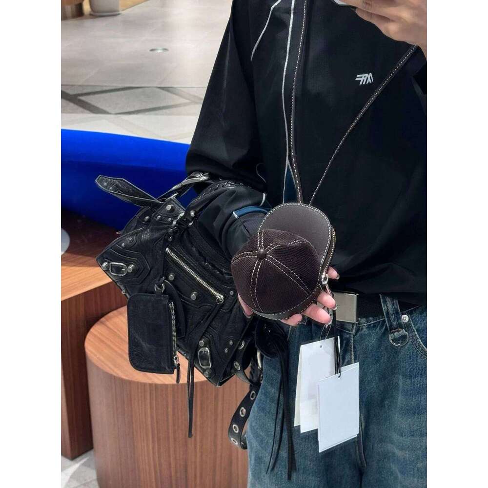 Designer Bag Sweet Cool Spicy Girl Dark Style Rivet Motorcycle 2025 New Fashion Trend High-End Commuter Single Shoulder Crossbody Bag