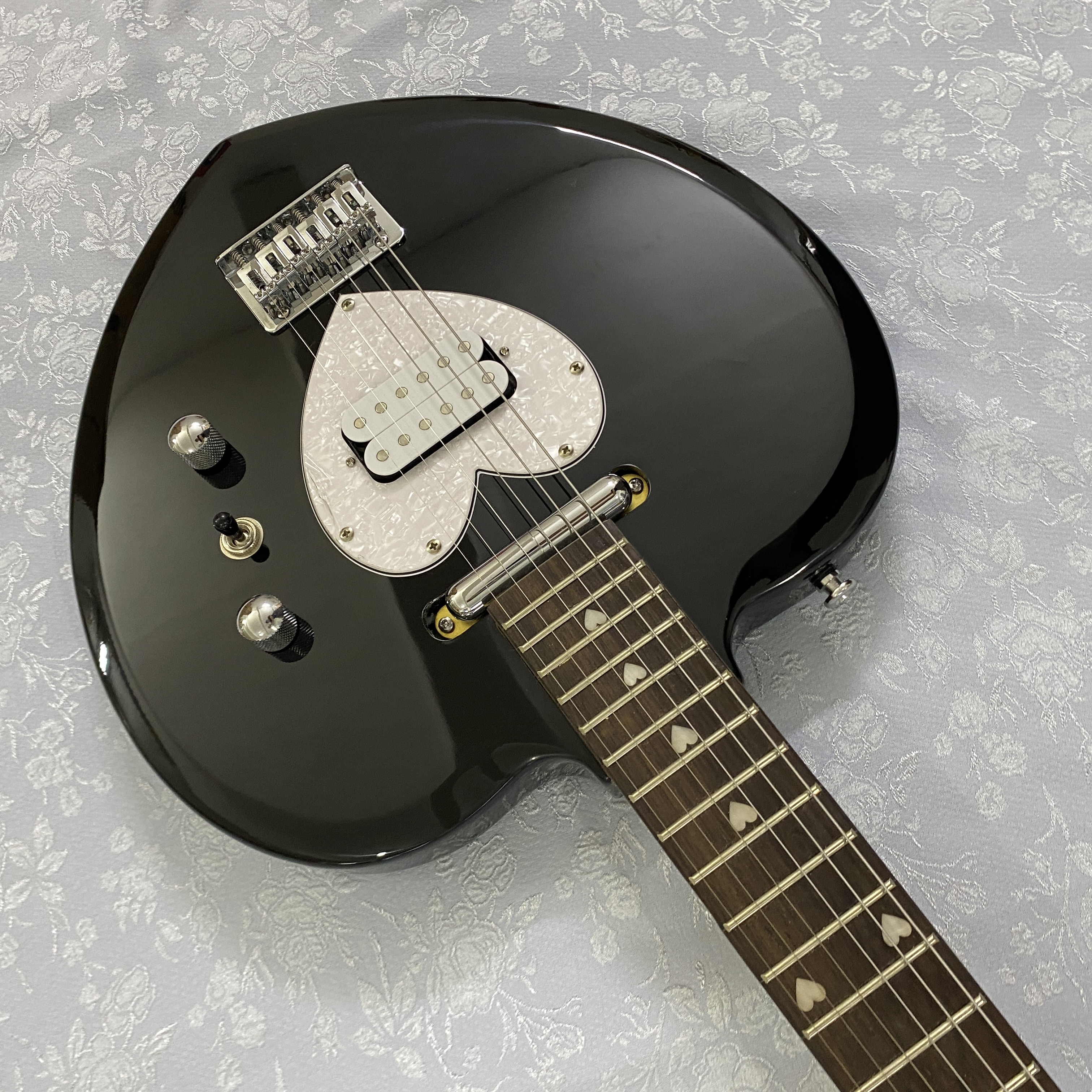 22 fret electric guitar, basswood body, rosewood fretboard, maple neck, chrome hardware, genuine picture, quality guarantee