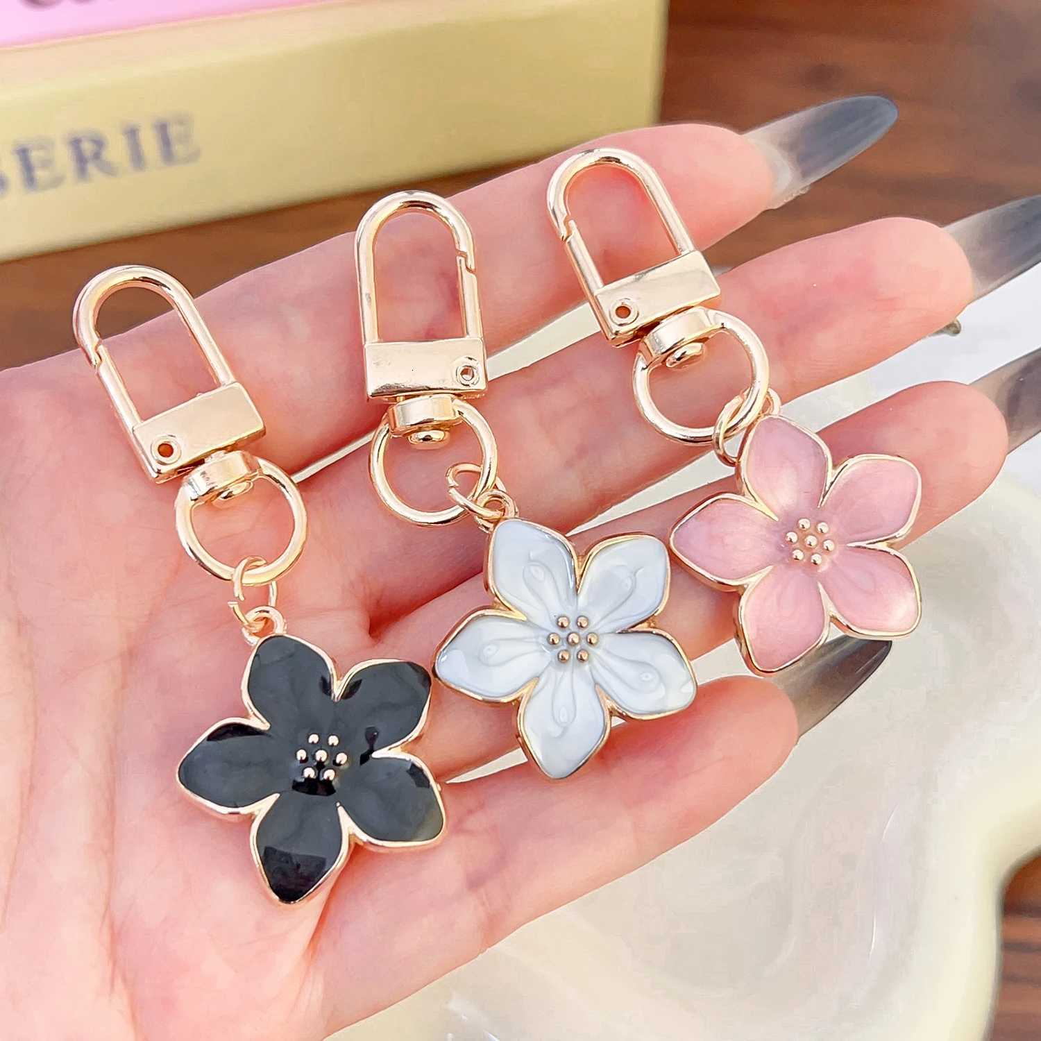 White Pear Blossom Keychain Cute Accessories Flower Handbag Keychain Couple Matching Keyrings Pendant DIY Fashion Jewelry GiftsT251127