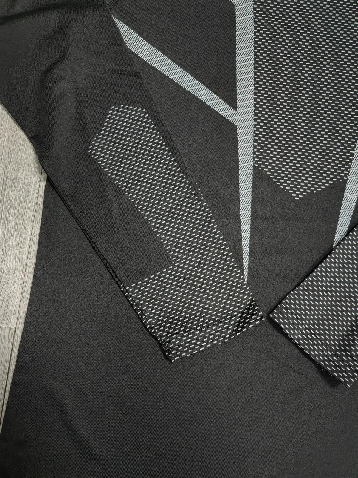 Fitness mens long sleeved elastic slim fit fitness T-shirt suitable for exercise and fitness round neck long sleeved shirt 251126