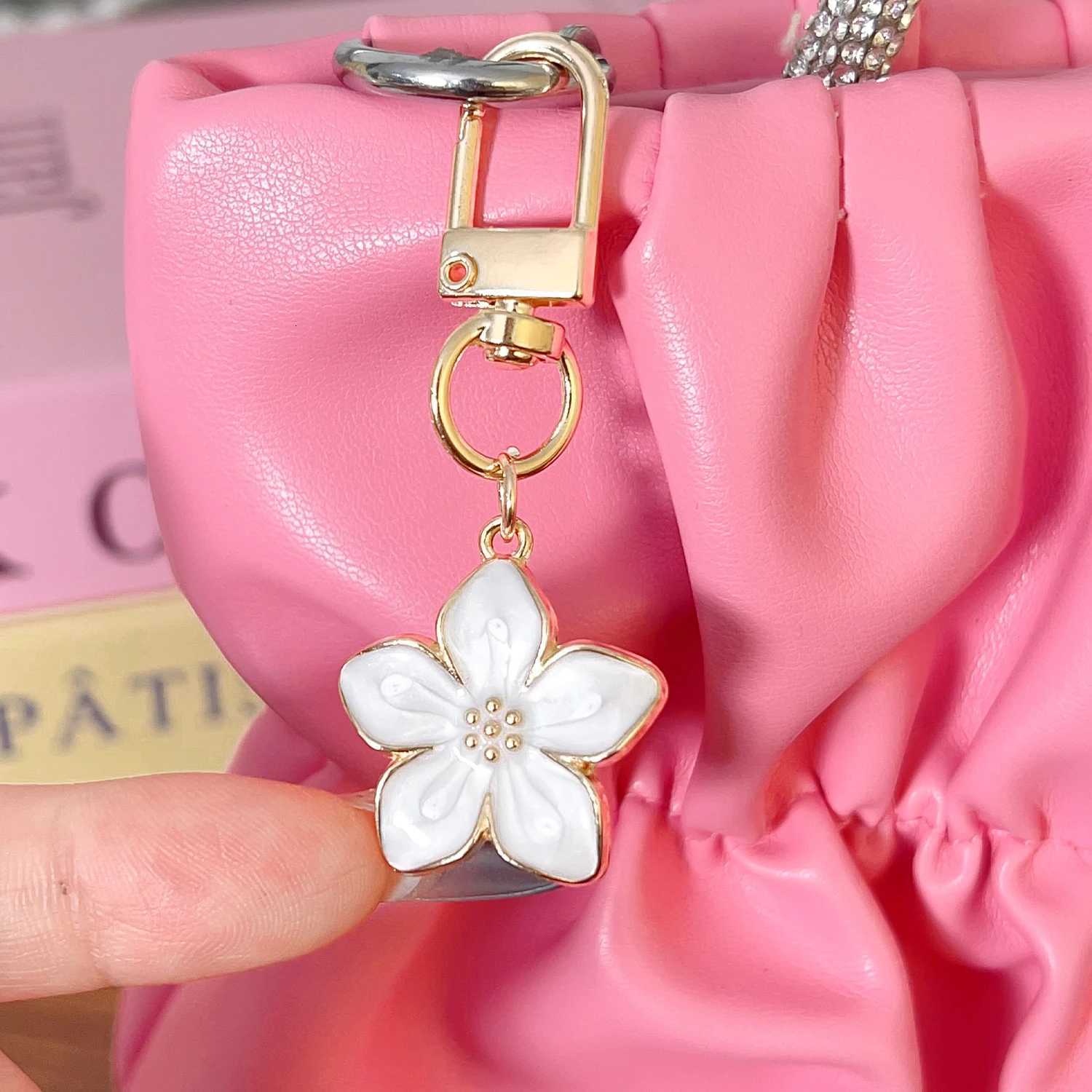 White Pear Blossom Keychain Cute Accessories Flower Handbag Keychain Couple Matching Keyrings Pendant DIY Fashion Jewelry GiftsT251127