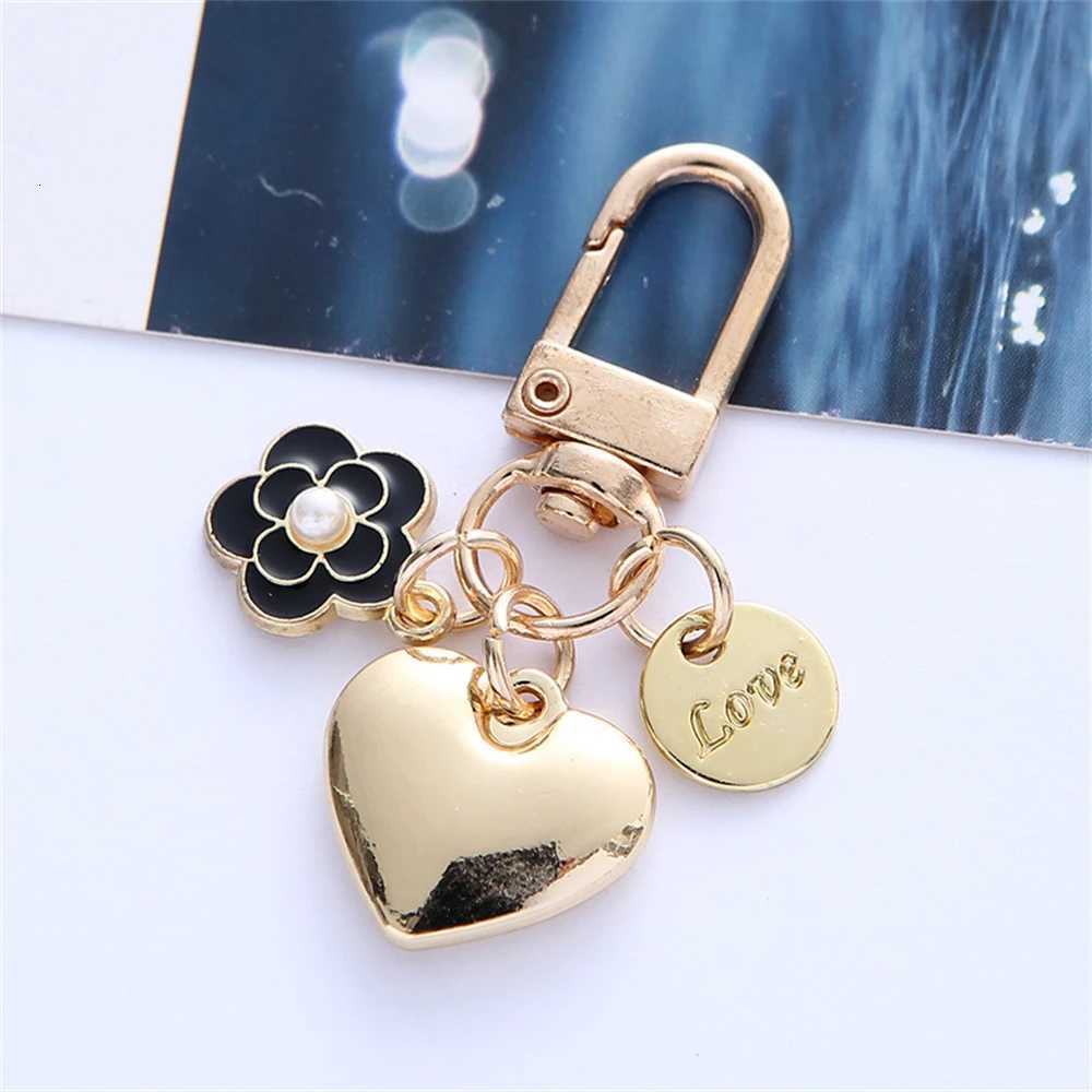 New Metal Heart Keychain Fashion Camellia Letters Round Pendant for Women Girls Headphone Case Accessorie Bag Trinket Party GiftT251127