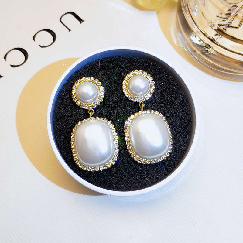 Fashionable Baroque Korean version, simple pearl feminine temperament, personalized earrings, internet famous earrings