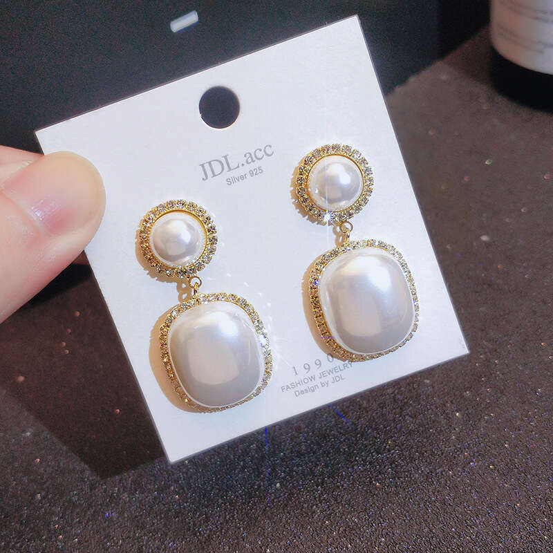 Fashionable Baroque Korean version, simple pearl feminine temperament, personalized earrings, internet famous earrings