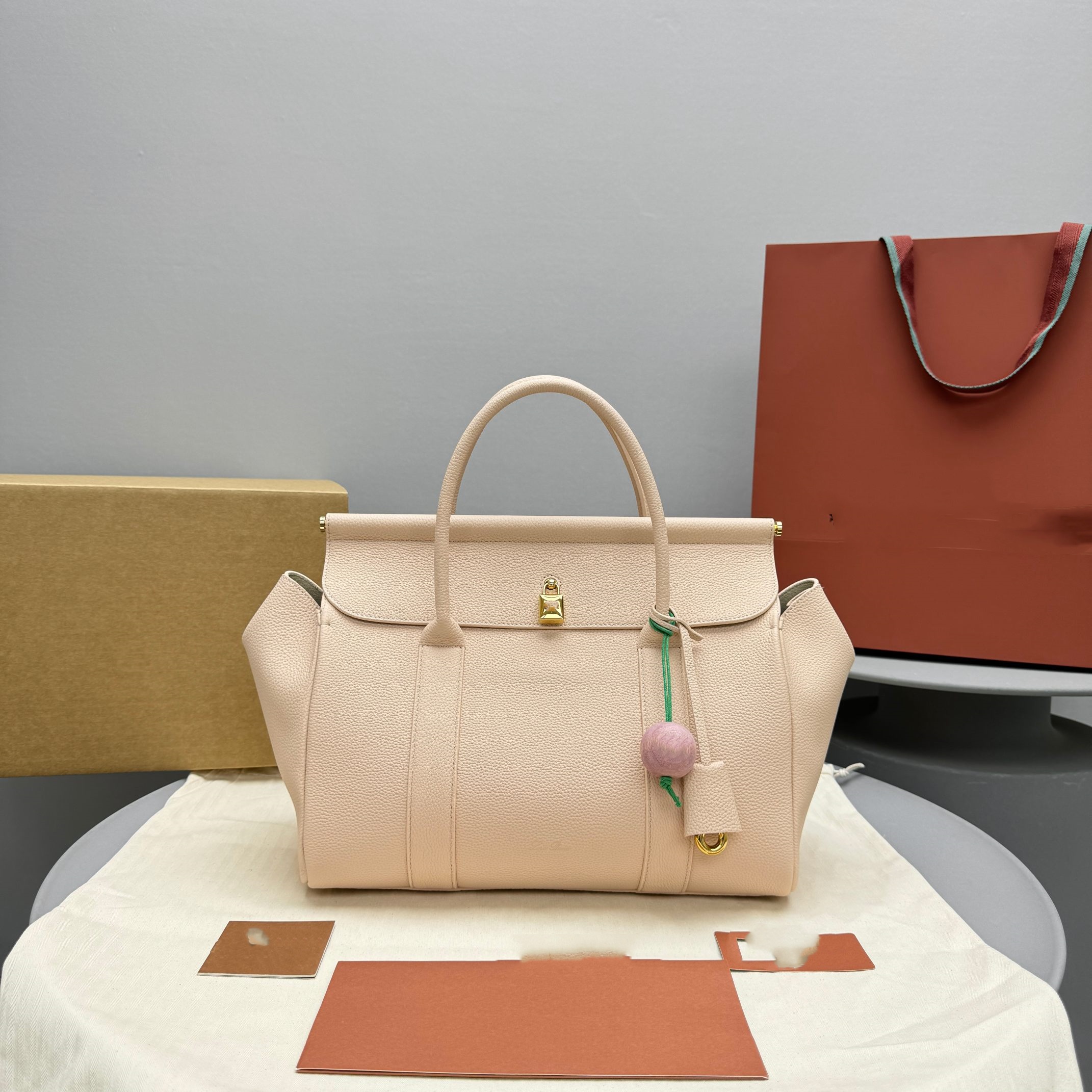 25 New Handheld Crossbody Bag Practical and Versatile