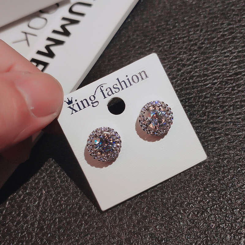 A 2025 new minimalist earring with two earrings, featuring Korean style and a trendy internet celebrity sier needle design