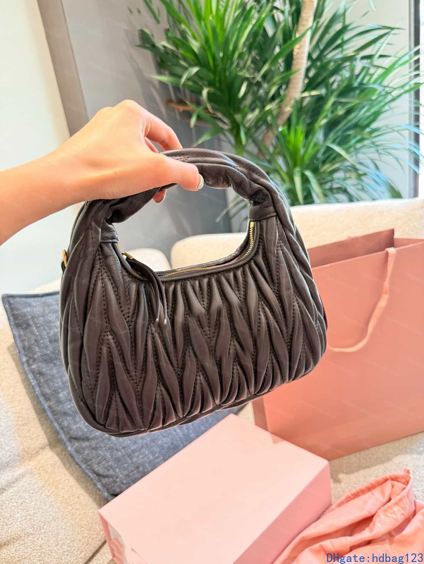 Designer bag Women's bag 10A leather wrist bag Tote bag Classic pleated zipper bag Fashion handbag Commuter crossbody bag
