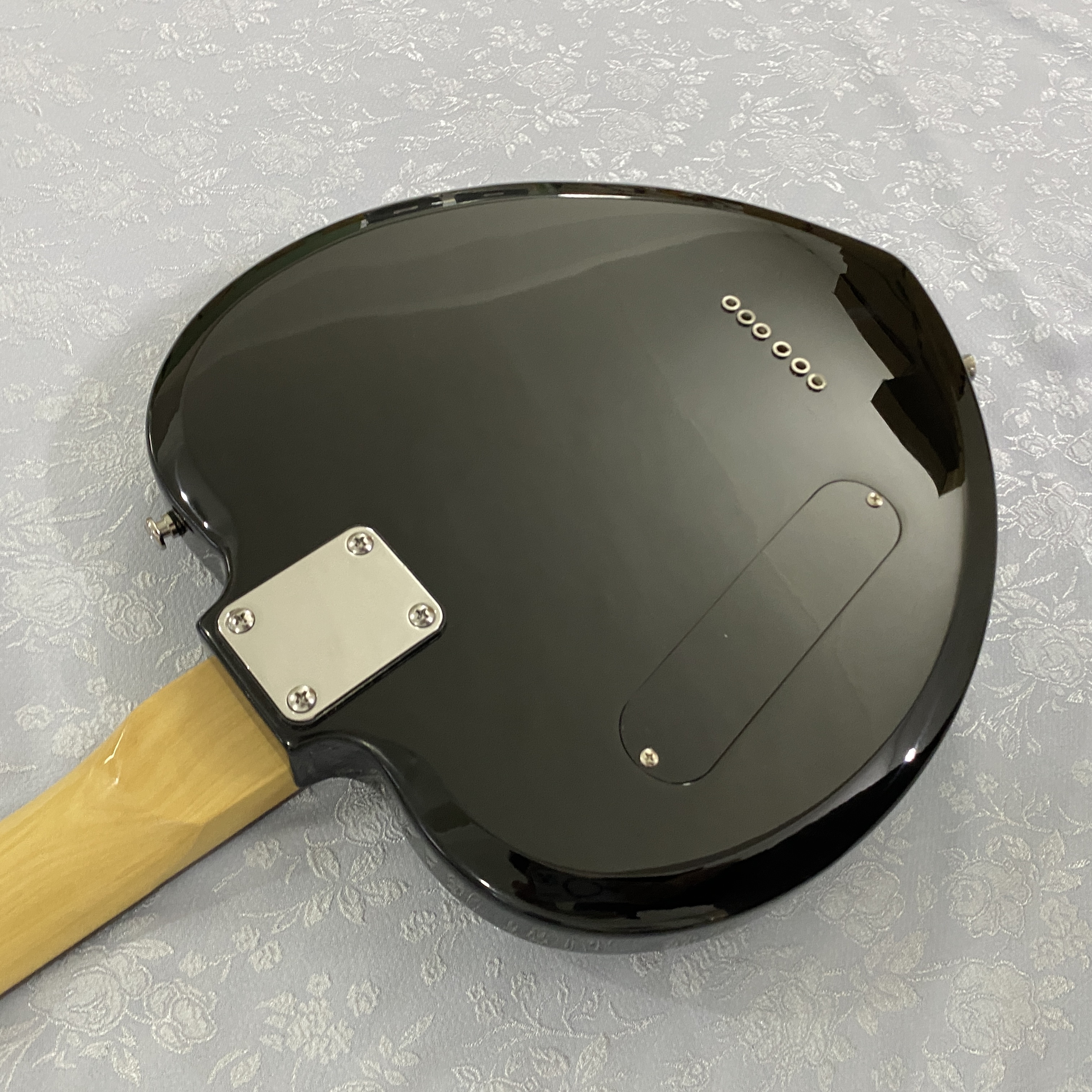 22 fret electric guitar, basswood body, rosewood fretboard, maple neck, chrome hardware, genuine picture, quality guarantee