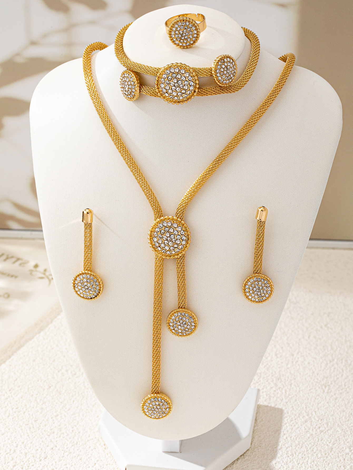 Luxury Fashion Exquisite Design Style New European And American Trendy Round Mesh Chain Handmade Inlaid Zircon Round Pendant