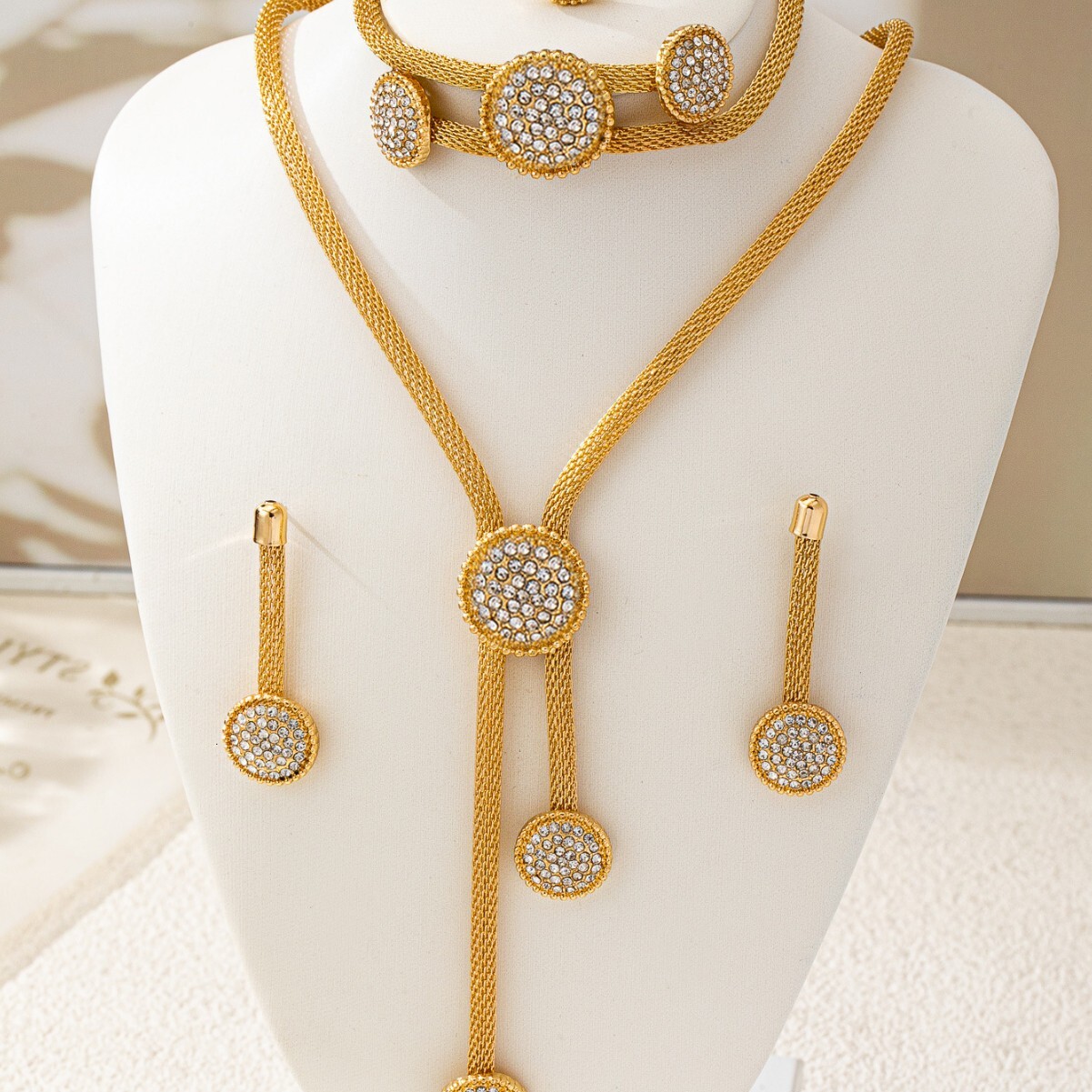 Luxury Fashion Exquisite Design Style New European And American Trendy Round Mesh Chain Handmade Inlaid Zircon Round Pendant