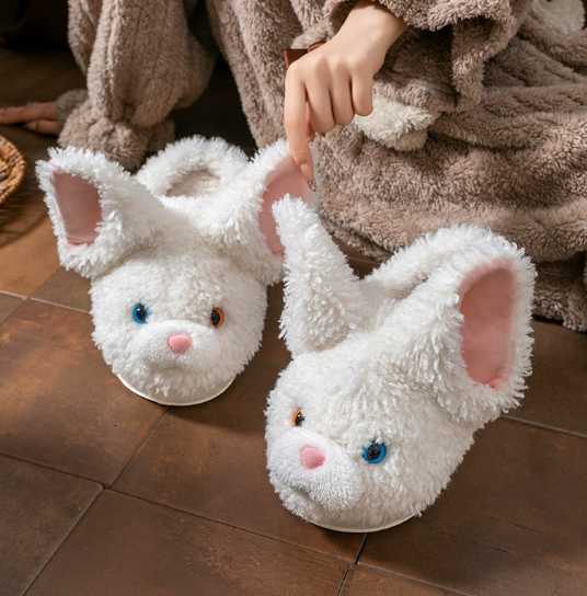 Women's winter cotton slippers with thick soles, providing warmth and comfort. Thick design prevents feet from getting cold. Cute cartoon heel H2