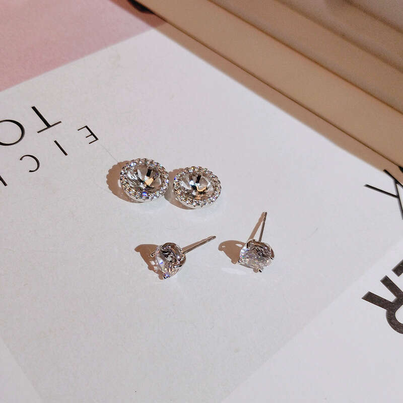 A 2025 new minimalist earring with two earrings, featuring Korean style and a trendy internet celebrity sier needle design