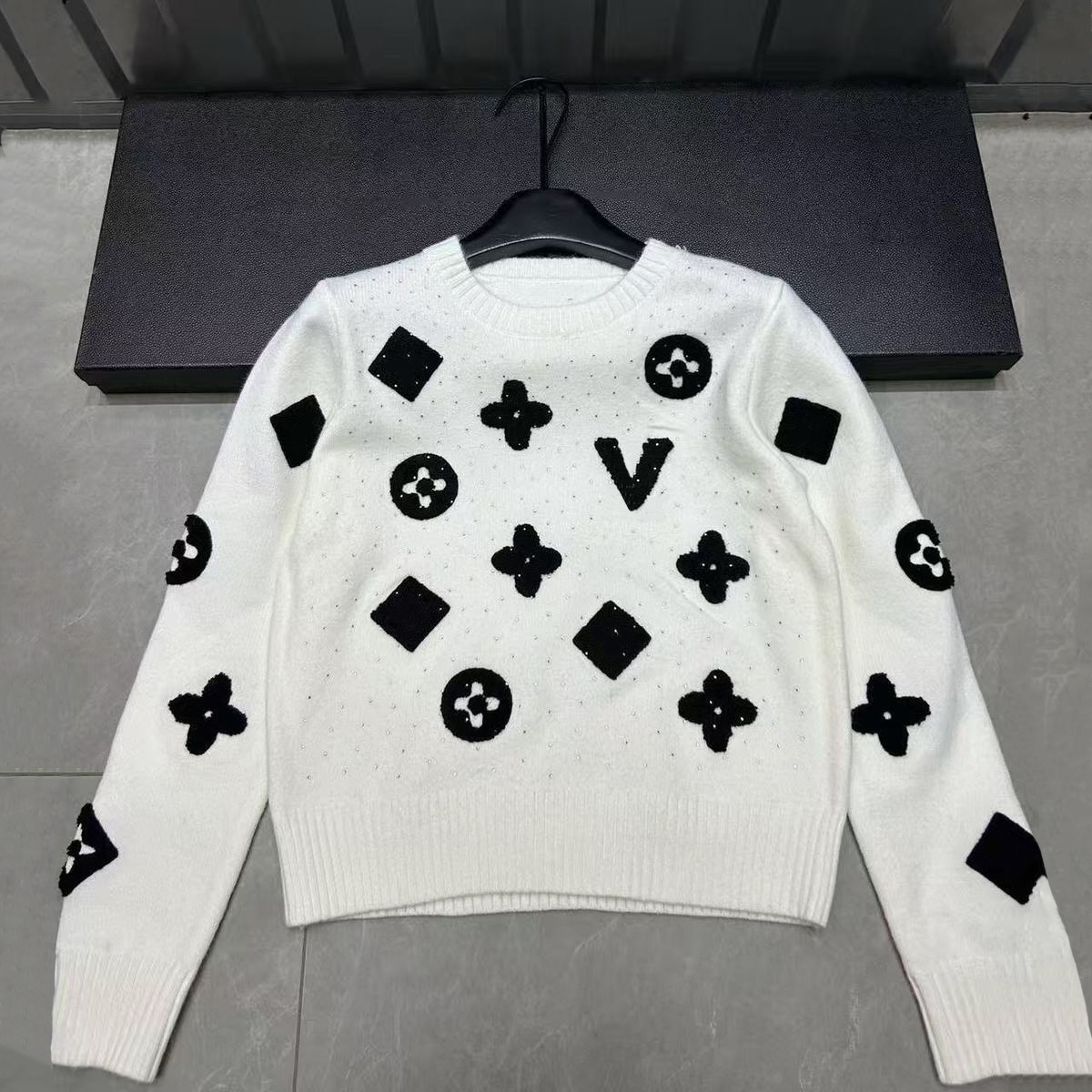 Round-neck pullover women's sweater for autumn and winter, new flocked and rhinestone long-sleeved knitted sweater, a best-selling knitted sweater and top for women