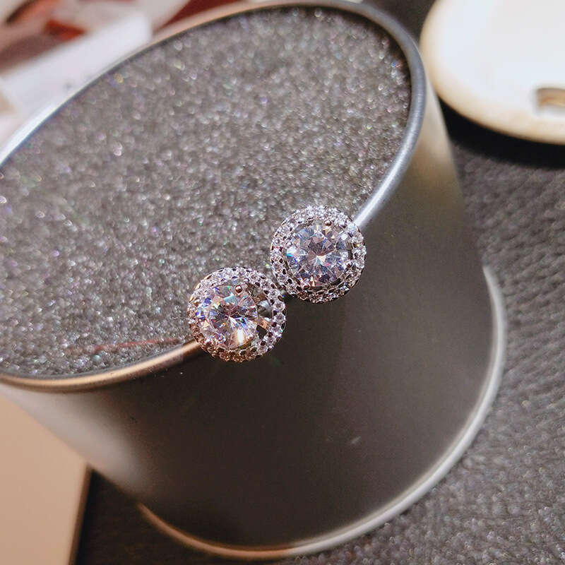A 2025 new minimalist earring with two earrings, featuring Korean style and a trendy internet celebrity sier needle design
