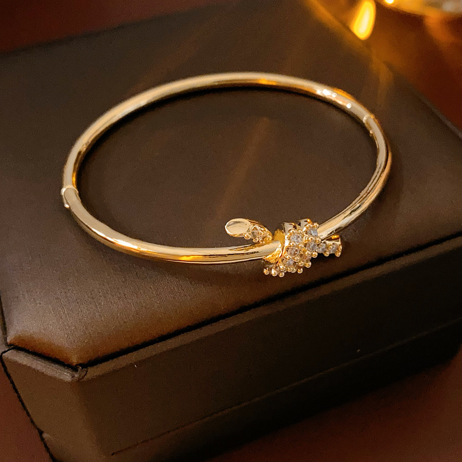 European And American Metallic Zircon Knot Geometric Buckle Bracelet Fashionable And Simple Temperament Niche And High End Handmade Accessories For Wo