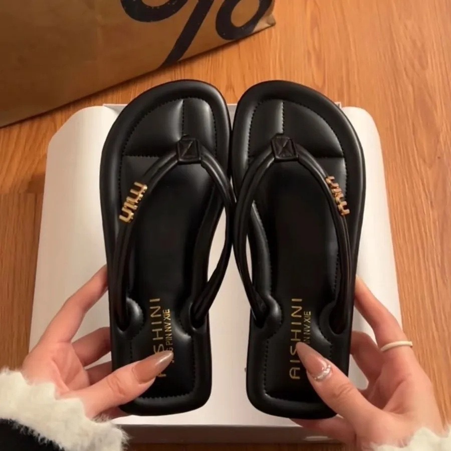 Free shipping designer flip-flops for women, summer outerwear fashion in 2025, flat-bottomed toe clip-toe, internet-famous cool sandals, beach shoes