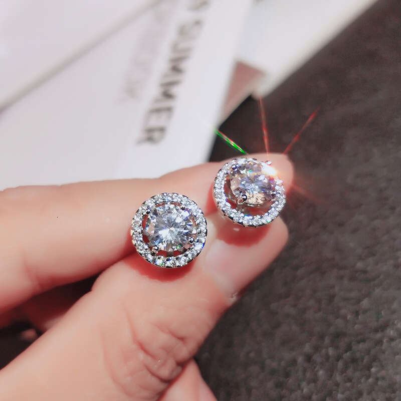 A 2025 new minimalist earring with two earrings, featuring Korean style and a trendy internet celebrity sier needle design