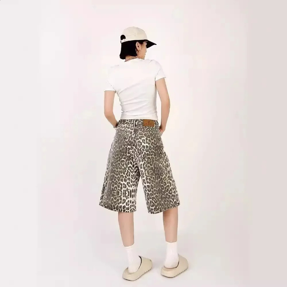 Summer loose casual trend leopard print mens and womens shorts Korean style medium length denim shorts 250423