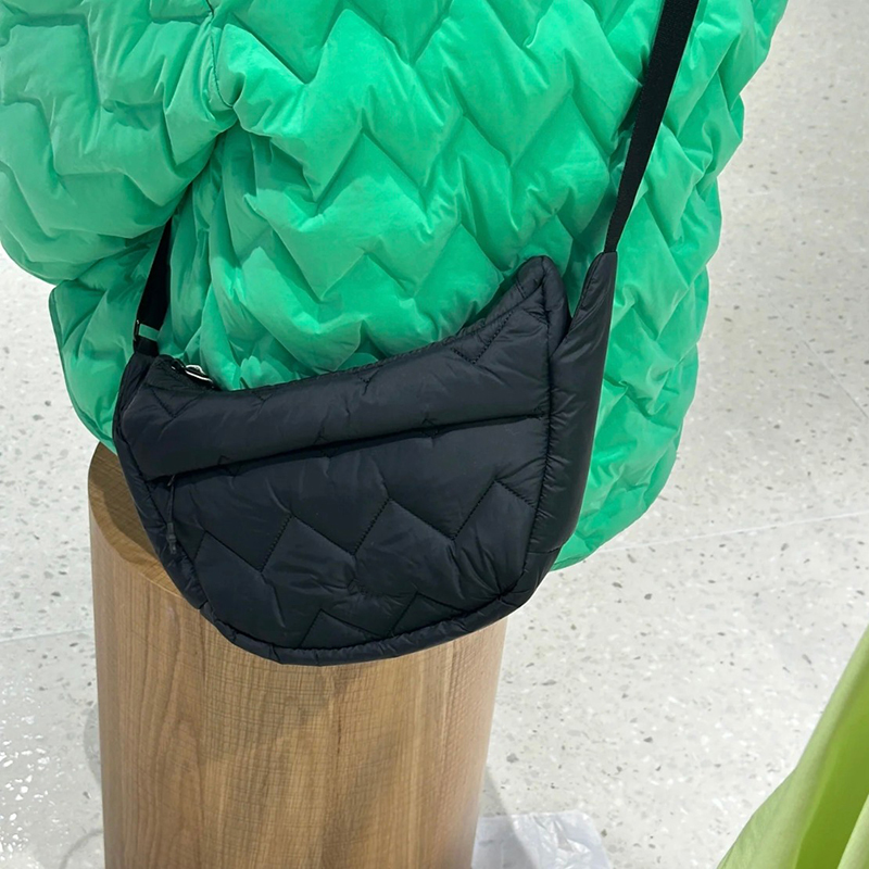 Wholesale large capacity autumn and winter trendy cotton shoulder crossbody bag, diamond grid dumpling bag, casual student bag