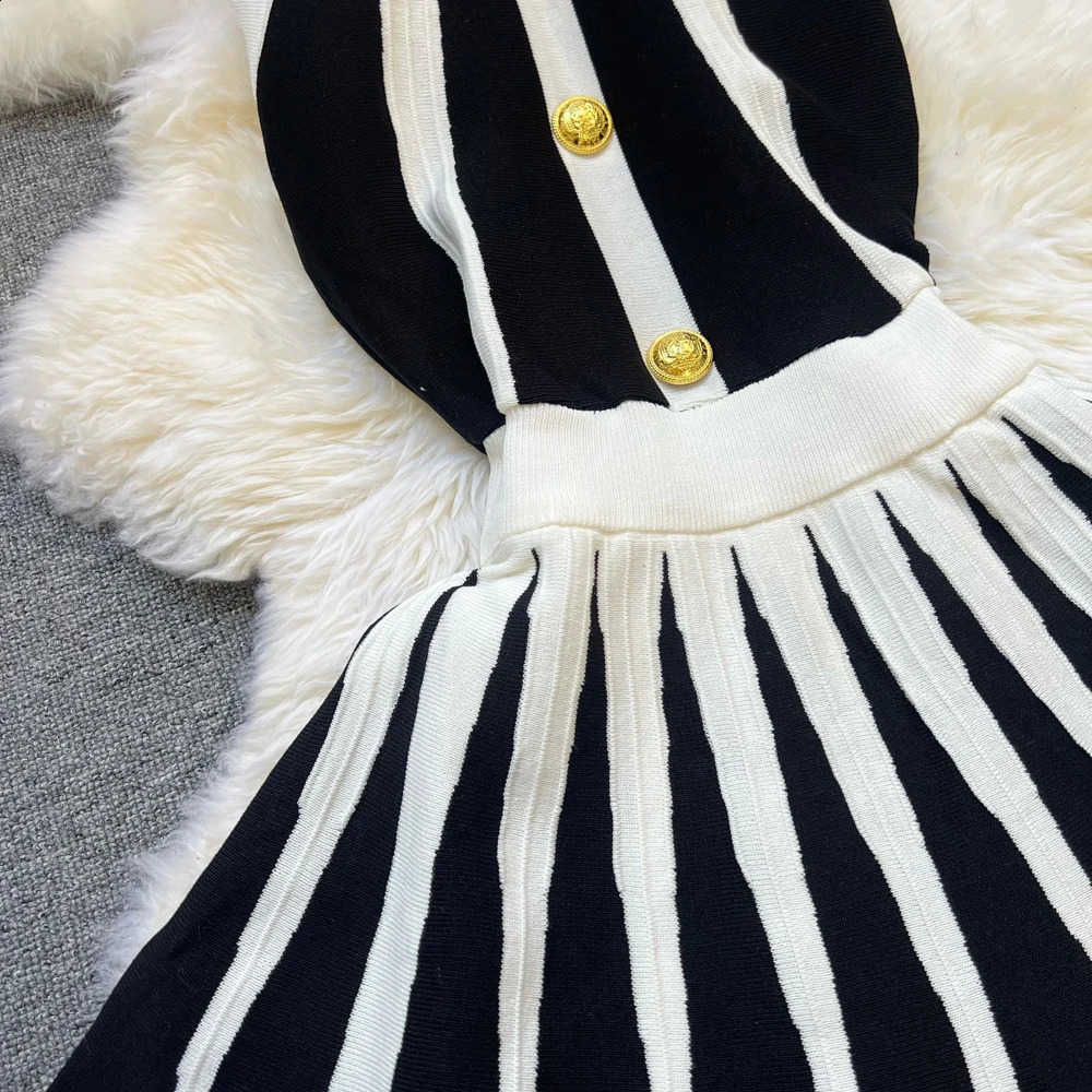 YuooMuoo fashionable and sexy strapless knitted dress for women elegant white and black patch work ultra-thin waist pleated party dress 250427