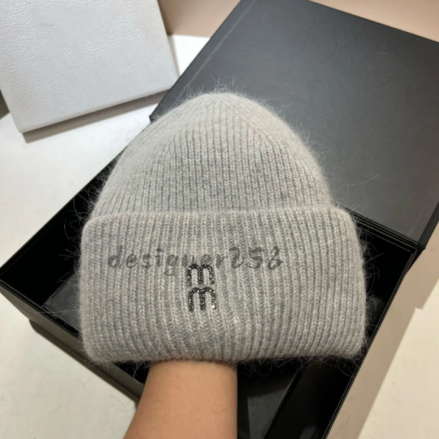 Fashion designer winter beanie wool milliner knitted hat couple neutral autumn and winter cold snow wool unisex warm fashion letter design hat outdoor ski cap