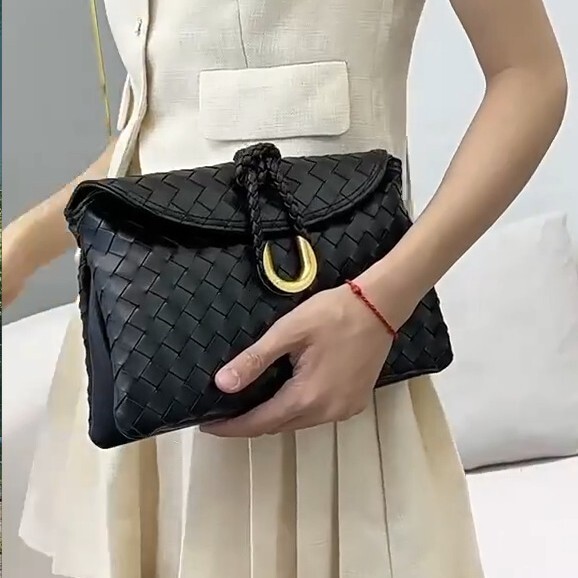 Designer Bag Luxury 2025 New Liberta Woven Bag Clutch Evening Bag Messenger Bag Shoulder Crossbody Envelope Bag