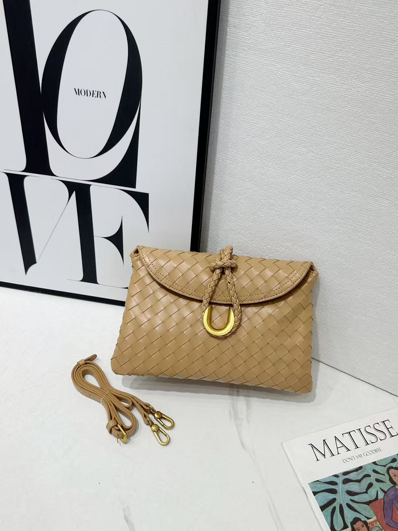 Designer Bag Luxury 2025 New Liberta Woven Bag Clutch Evening Bag Messenger Bag Shoulder Crossbody Envelope Bag