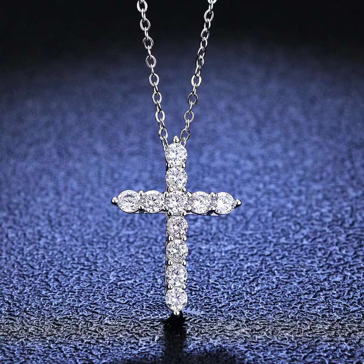 S925 Pure Silver Plated 18K White Gold Cross Diamond Pendant with D-color VVS Moissanite Fashionable Luxury Moissanite Necklace