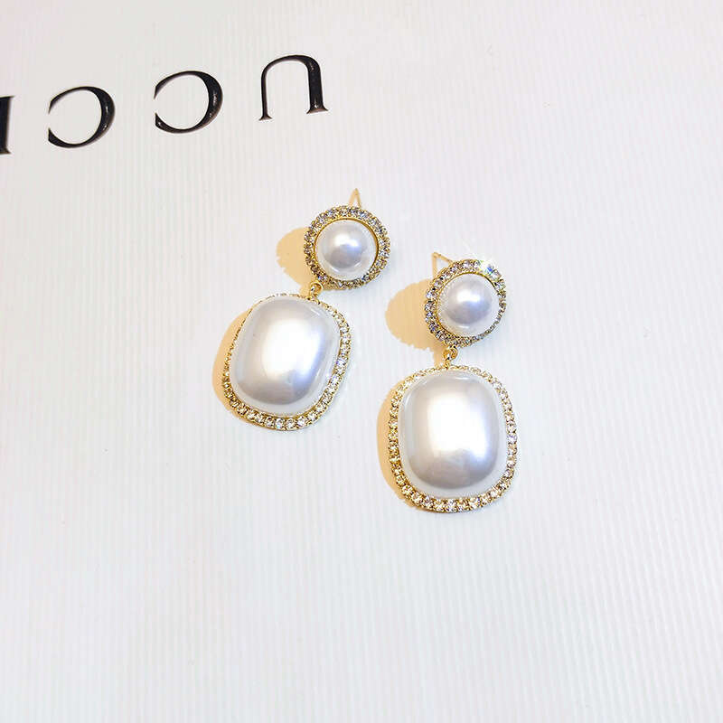 Fashionable Baroque Korean version, simple pearl feminine temperament, personalized earrings, internet famous earrings