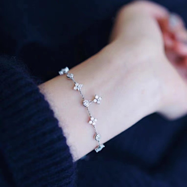 2025 Trendy 18K Gold Plated Four-Leaf Clover Bracelet for Women - Minimalist Elegance Stackable Jewelry, Ideal Luxury Gift for Luck & Style