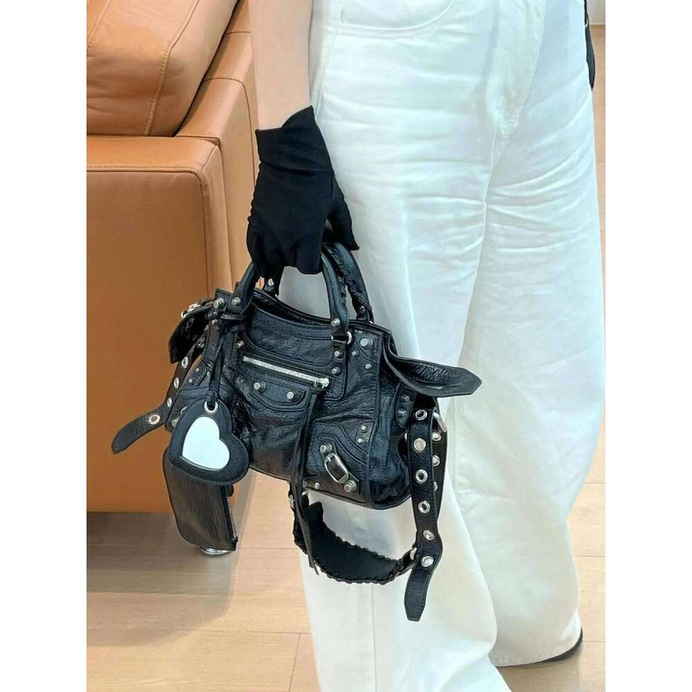 Designer Bag Sweet Cool Spicy Girl Dark Style Rivet Motorcycle 2025 New Fashion Trend High-End Commuter Single Shoulder Crossbody Bag