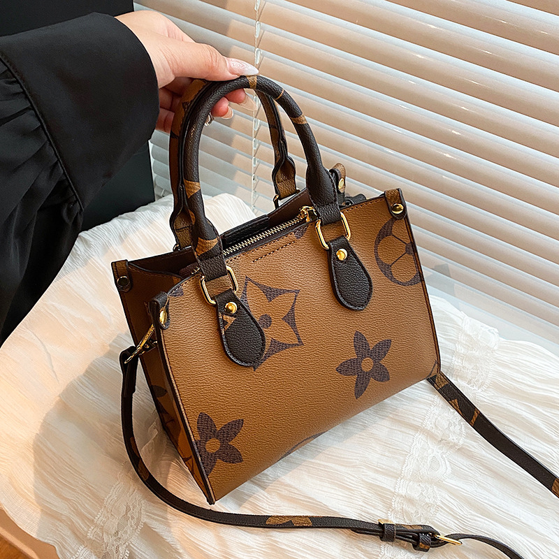 hot Free delivery designer bag Fashionable casual handbag comfortable and simple texture personalized bag