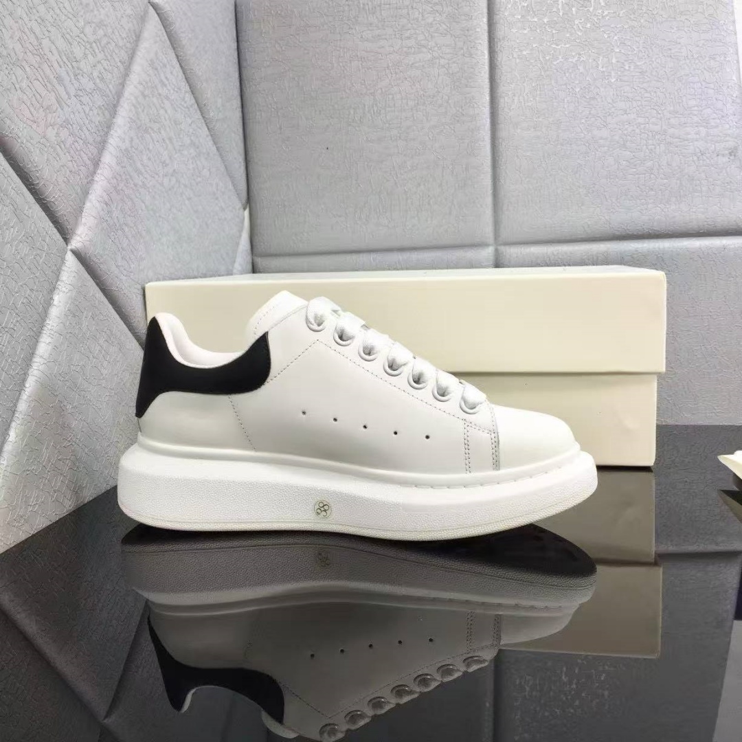 2026AAA Designer Shoes Luxury Casual Shoes Men's Women's White Sneakers Fashion Outdoor Casual Shoes Genuine Leather Running Shoes Luxurious Sports Shoes