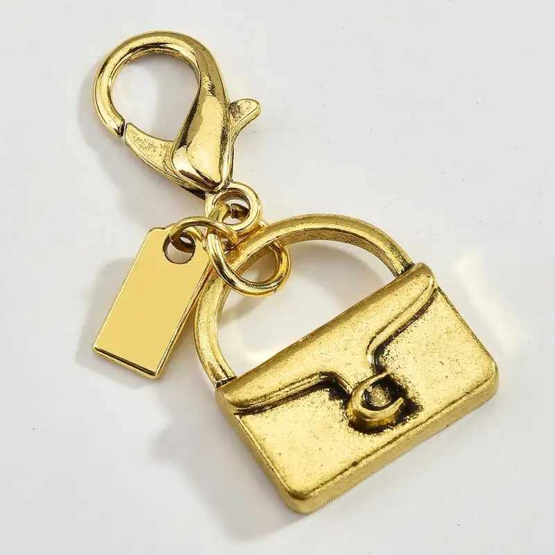 Exquisite Heart Letter Keychain For Women Bag Pendant Car Keyring Creative Fashion Backpack Charm Decoration Accessories GiftsT251127