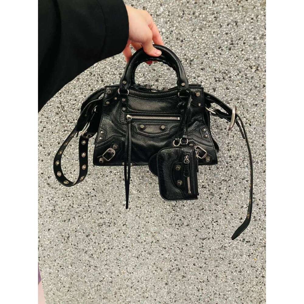 Designer Bag Sweet Cool Spicy Girl Dark Style Rivet Motorcycle 2025 New Fashion Trend High-End Commuter Single Shoulder Crossbody Bag